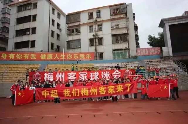 北京时间12月18日凌晨0：30，英超第17轮一场焦点大战在安菲尔德球场展开，利物浦坐镇主场迎战红魔曼联，上半场，范迪克的头球被奥纳纳神勇扑出，利物浦久攻不下，半场战罢，双方互交白卷，曼联0-0利物浦；下半场，加纳乔和霍伊伦失单刀，利物浦狂射34脚无法破门，达洛特补时阶段连吃2张黄牌染红下场，最终全场比赛结束，利物浦0-0曼联，积分榜上利物浦暂时排名第2，曼联排名第7。